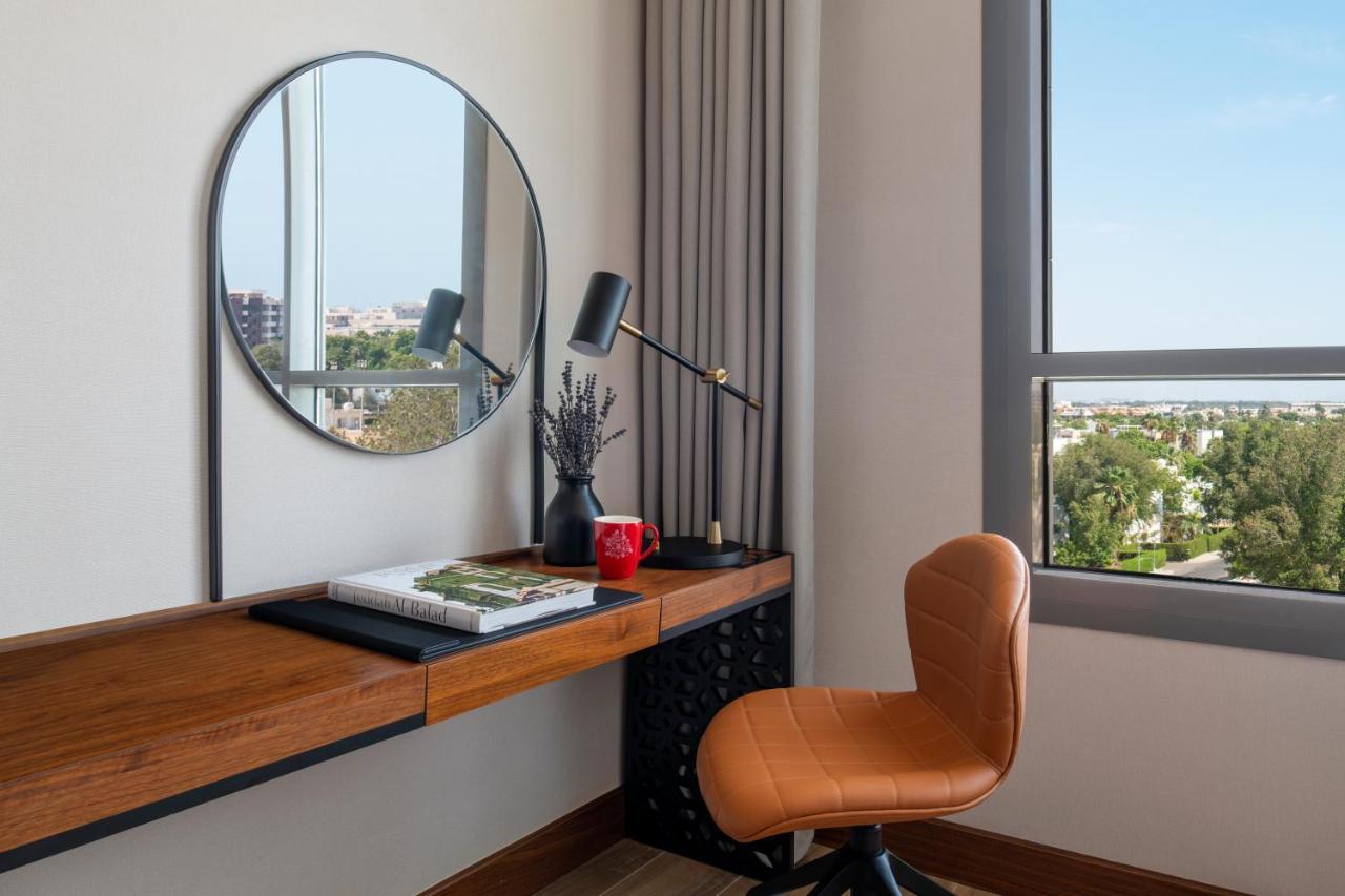 Swissotel Living Jeddah Eksteriør billede A work desk in a hotel room