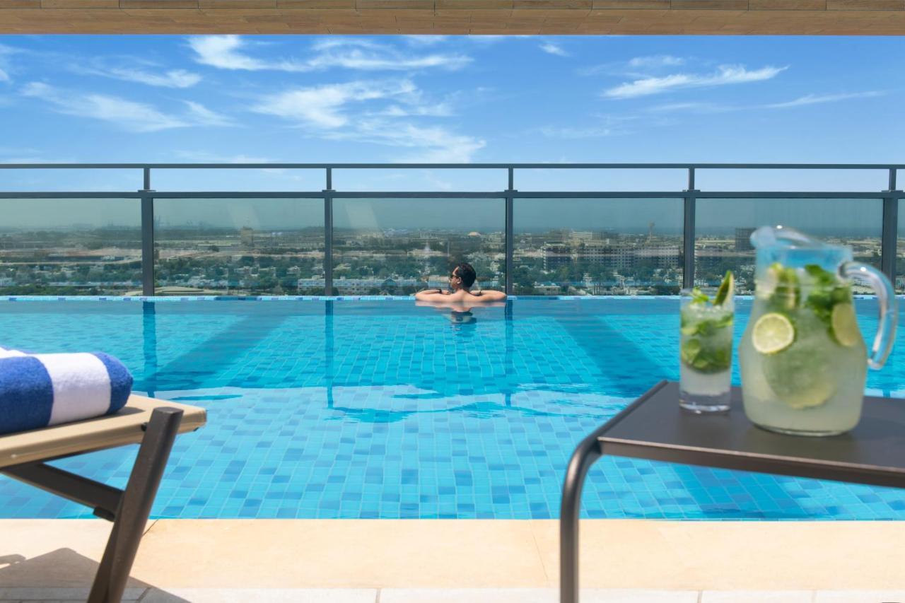 Swissotel Living Jeddah Eksteriør billede The swimming pool at the hotel