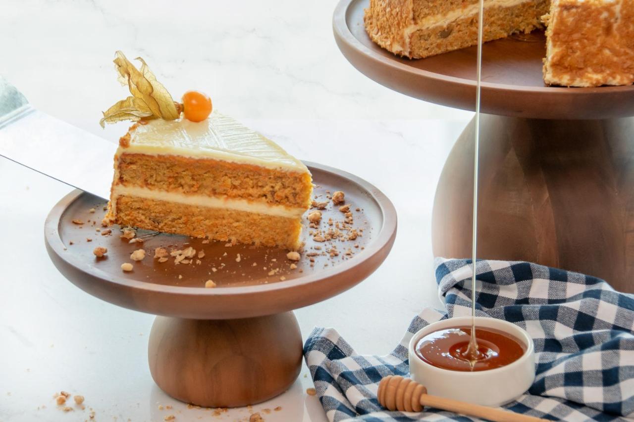 Swissotel Living Jeddah Eksteriør billede Honey being drizzled over a cake