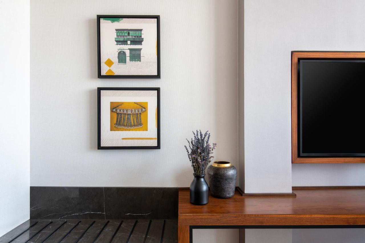 Swissotel Living Jeddah Eksteriør billede Artwork by artist, Mark Foxley