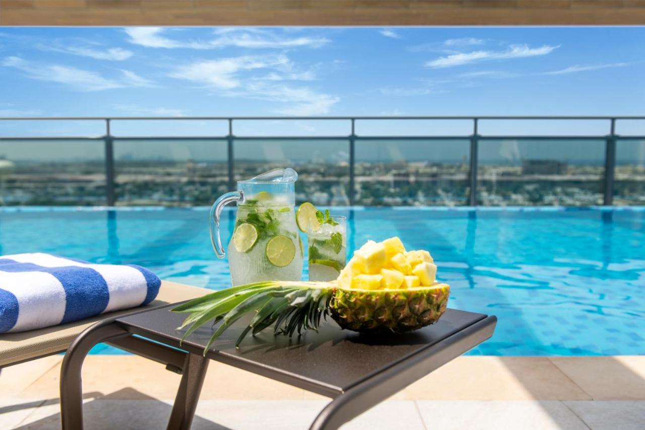 Swissotel Living Jeddah Eksteriør billede The pool at the hotel