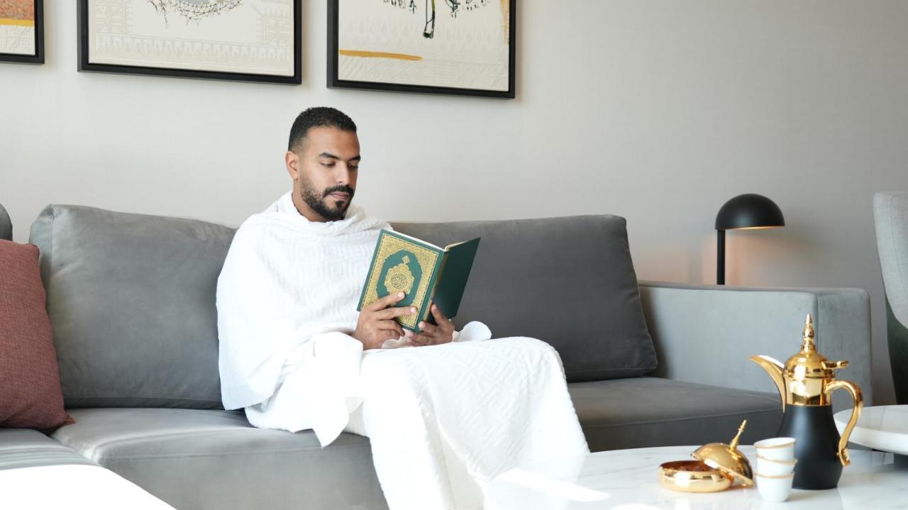 Swissotel Living Jeddah Eksteriør billede A man wearing a thobe