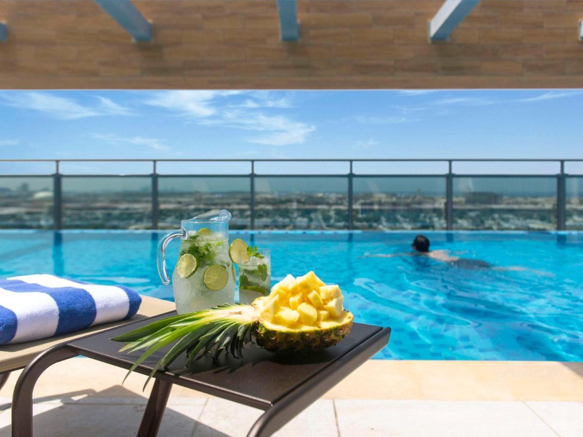 Swissotel Living Jeddah Eksteriør billede The swimming pool at the hotel