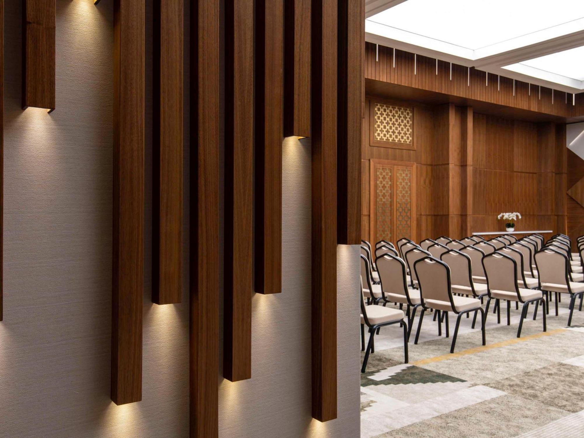 Swissotel Living Jeddah Eksteriør billede The interior of the main conference hall