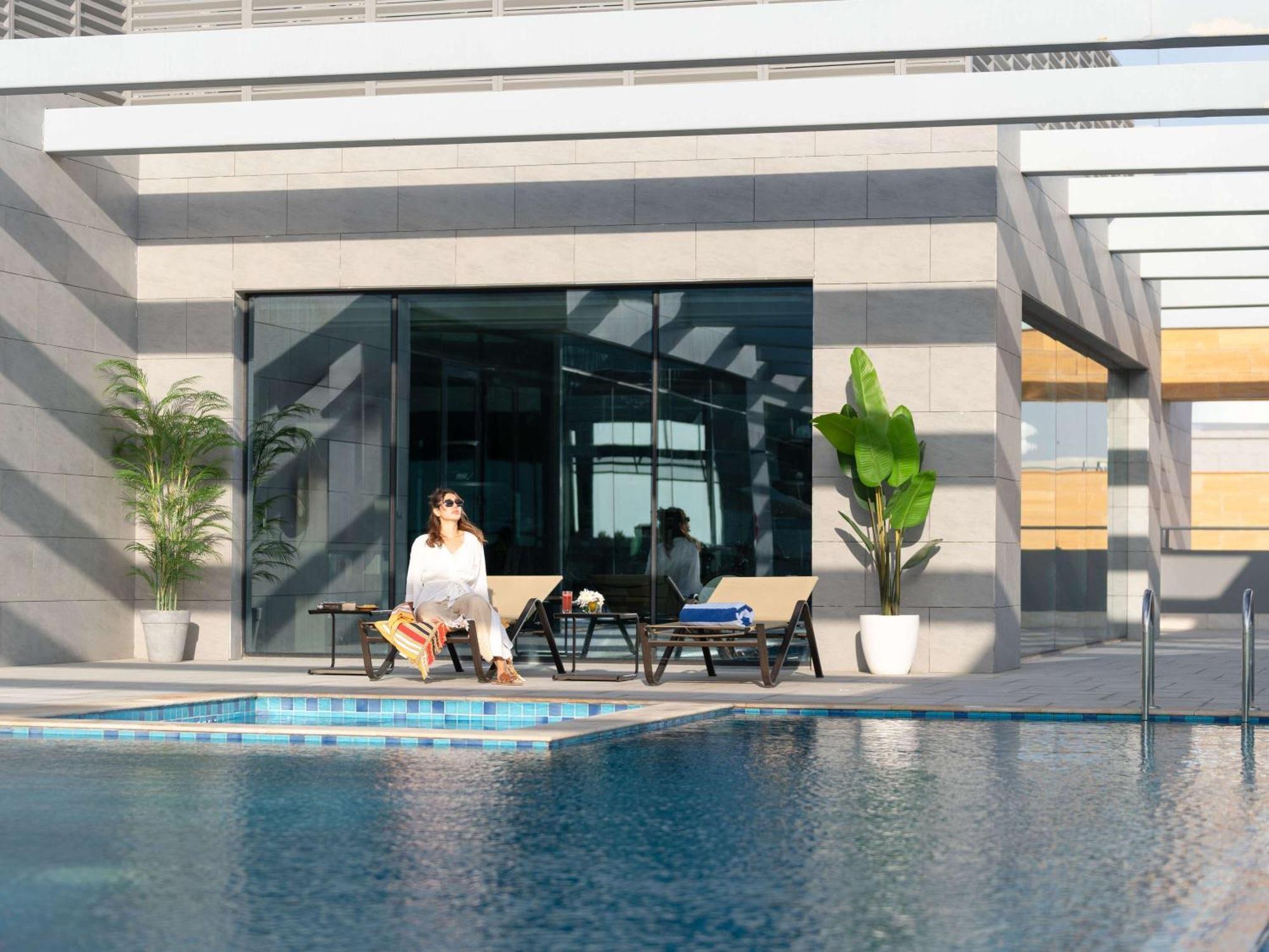 Swissotel Living Jeddah Eksteriør billede The swimming pool at the hotel