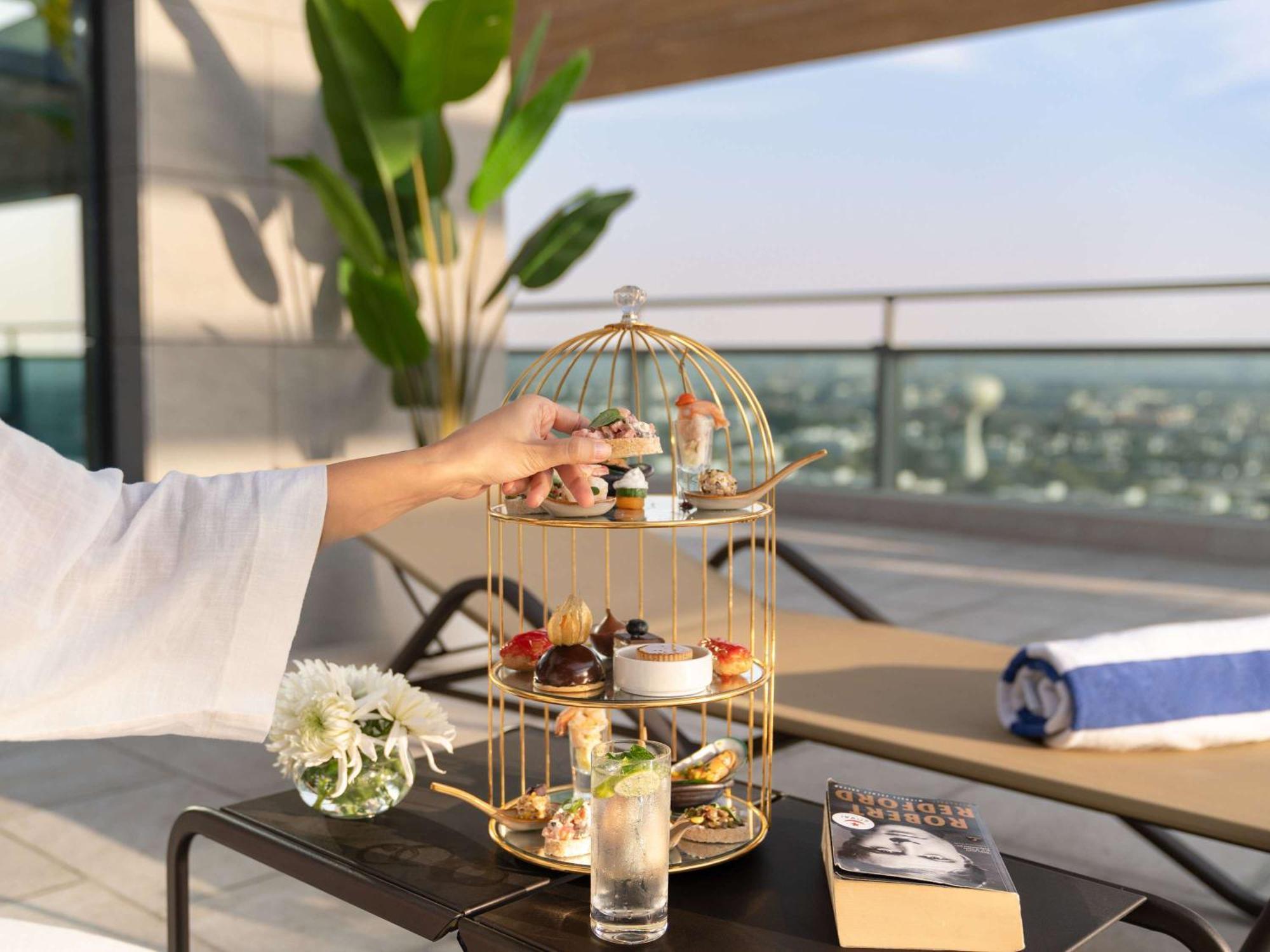 Swissotel Living Jeddah Eksteriør billede Afternoon tea at the pool deck