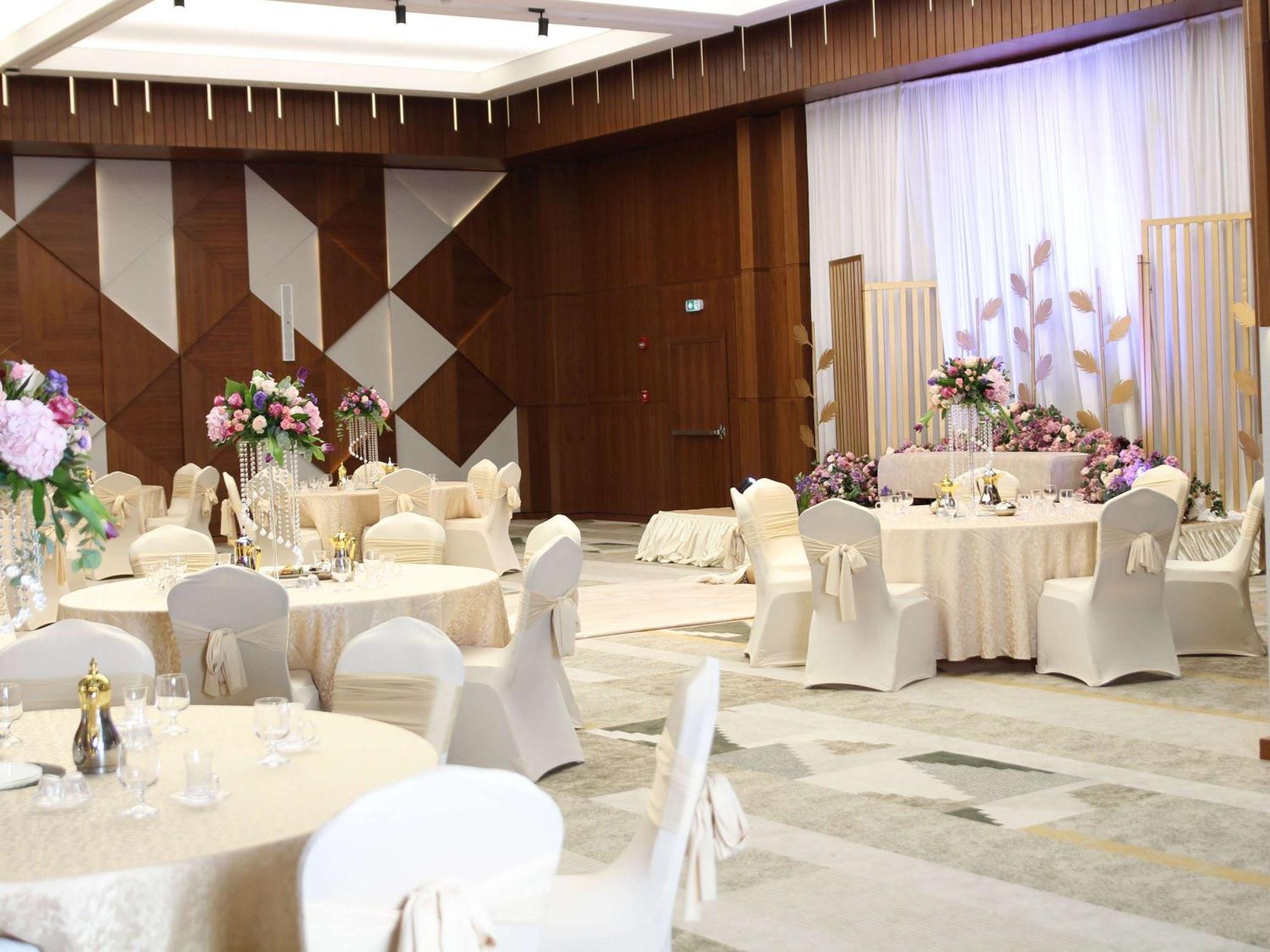 Swissotel Living Jeddah Eksteriør billede A wedding reception at the Grand Ballroom