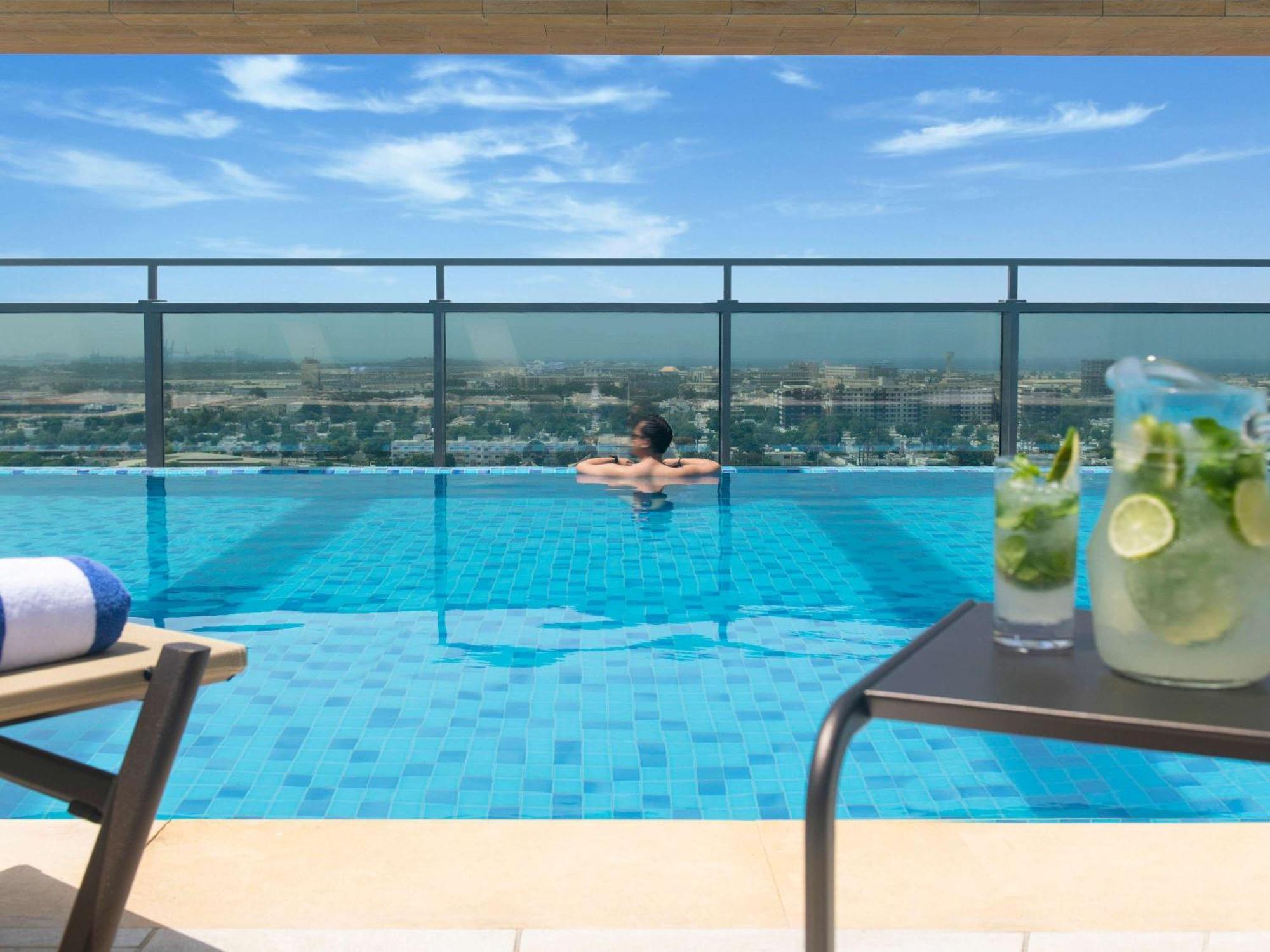 Swissotel Living Jeddah Eksteriør billede The swimming pool at the hotel